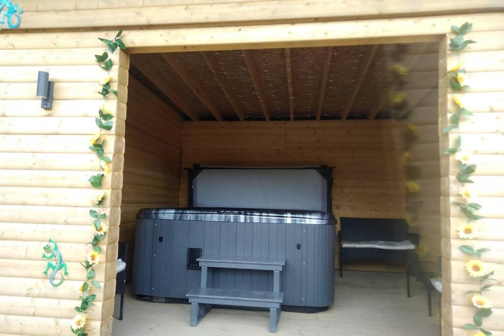 The Cottage - Hot Tub - Nr Glasgow - Self Check-In Coatbridge Zewnętrze zdjęcie