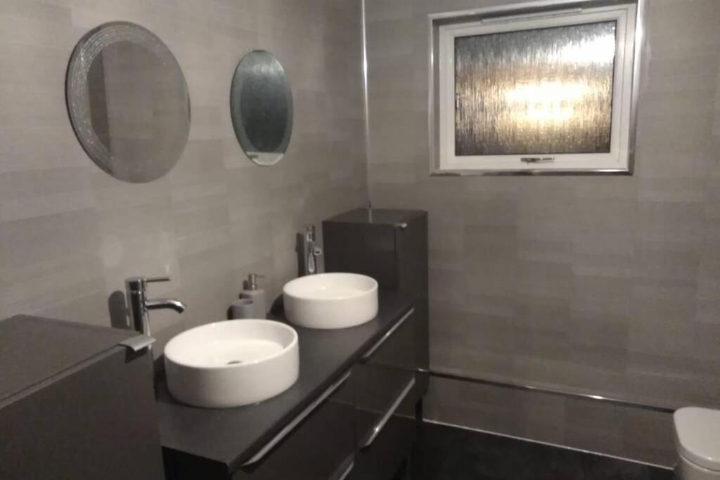 The Cottage - Hot Tub - Nr Glasgow - Self Check-In Coatbridge Zewnętrze zdjęcie