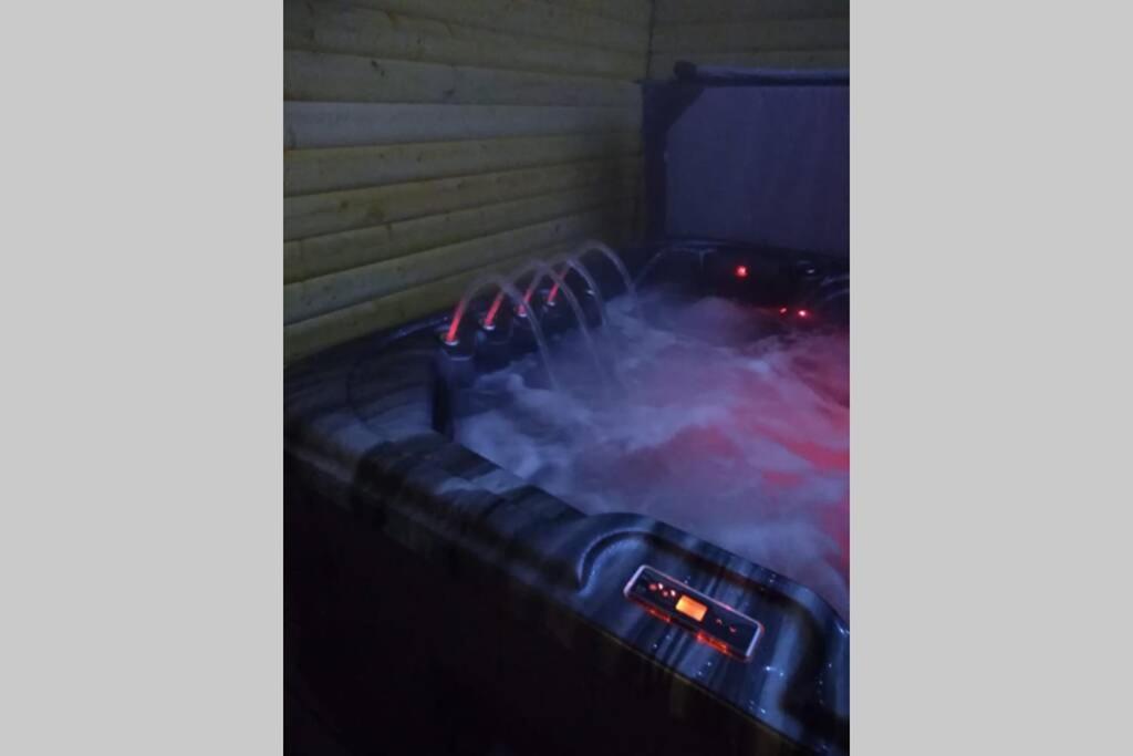 The Cottage - Hot Tub - Nr Glasgow - Self Check-In Coatbridge Zewnętrze zdjęcie